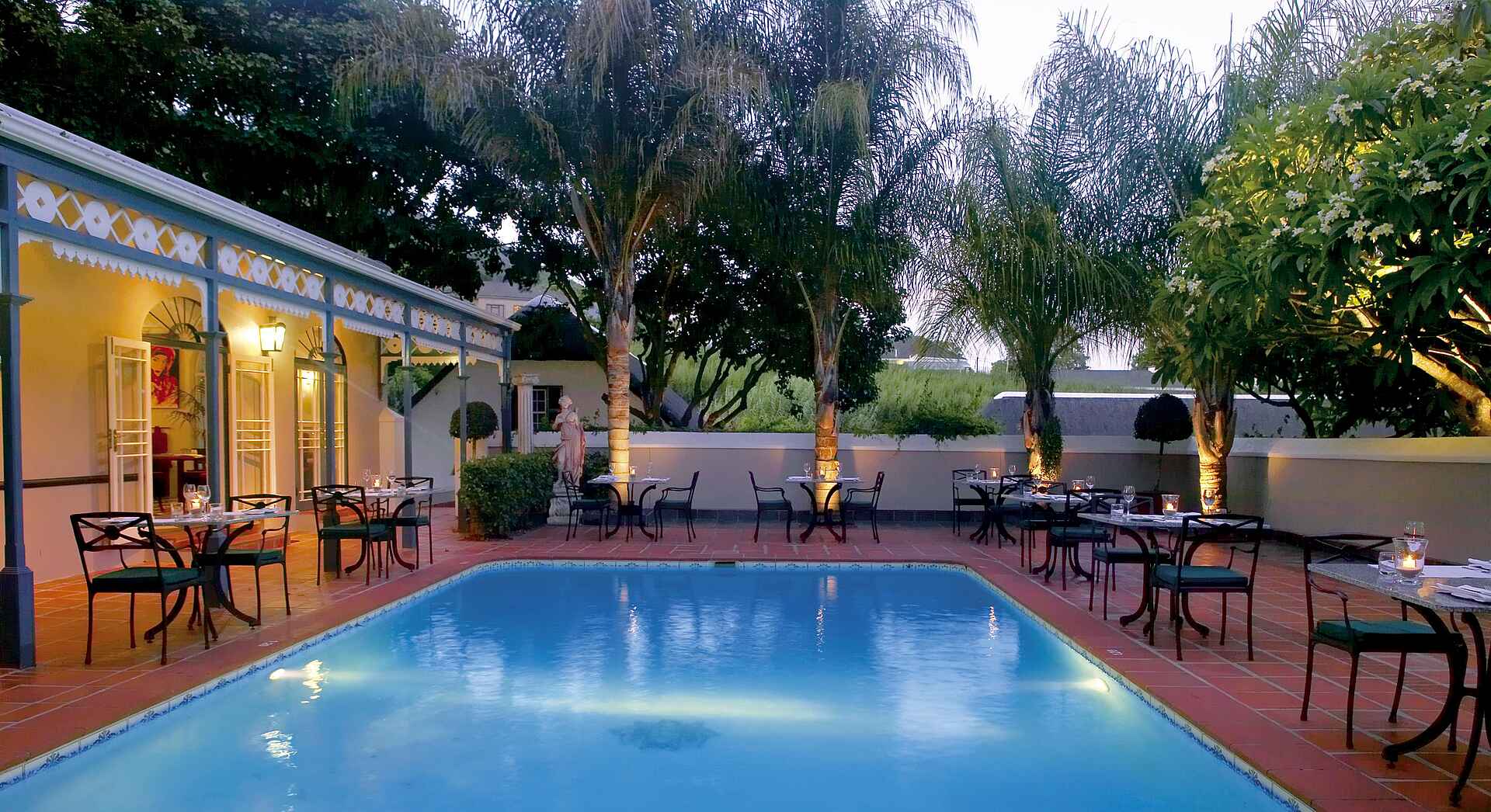 Bosman's, Drakenstein Mountains, Grande Roche Hotel, Paarl, Paarl Rock, Small Luxury Hotels of the World, Südafrika, Weinberge, Pool, Sonnendeck, Stühle, Tische, Afrikarma, Afrikarma Safaris, Afrikarma Safaris – Wildnis. Hautnah., afrikarma.de