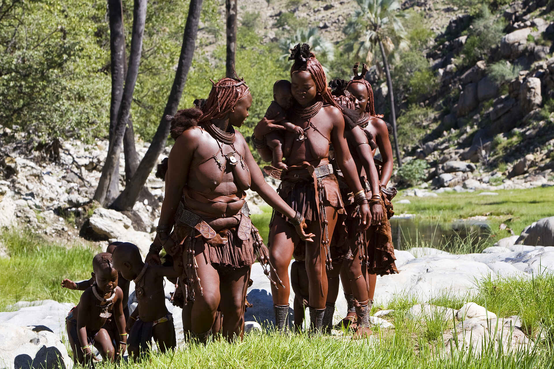 Himba-Impressionen: Auf dem Weg zur Wasserstelle