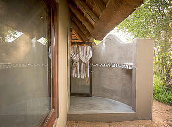 Kambaku River Sands: Die Außendusche Kambaku River Sands: Die Außendusche