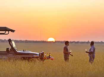 Kaskaz Mara Camp: Sundowner auf Pirschfahrt genießen