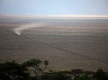 Kiota Camp: Staubfahne eines Geländewagens Kiota Camp: Staubfahne eines Geländewagens