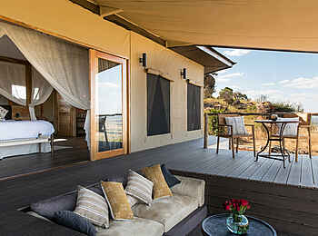 Lemala Mpingo Ridge Lodge: Eingelassene Lounge auf der Veranda Lemala Mpingo Ridge Lodge: Eingelassene Lounge auf der Veranda