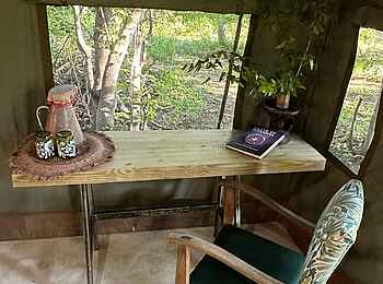 Mma Tsebe Tented Camp: Schreibtisch Mma Tsebe Tented Camp: Schreibtisch