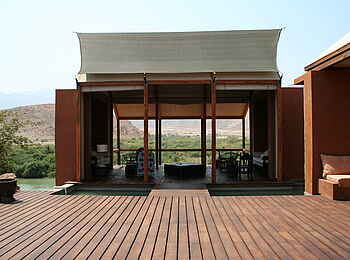 Okahirongo River Camp: Main Area mit Lounge Okahirongo River Camp: Main Area mit Lounge