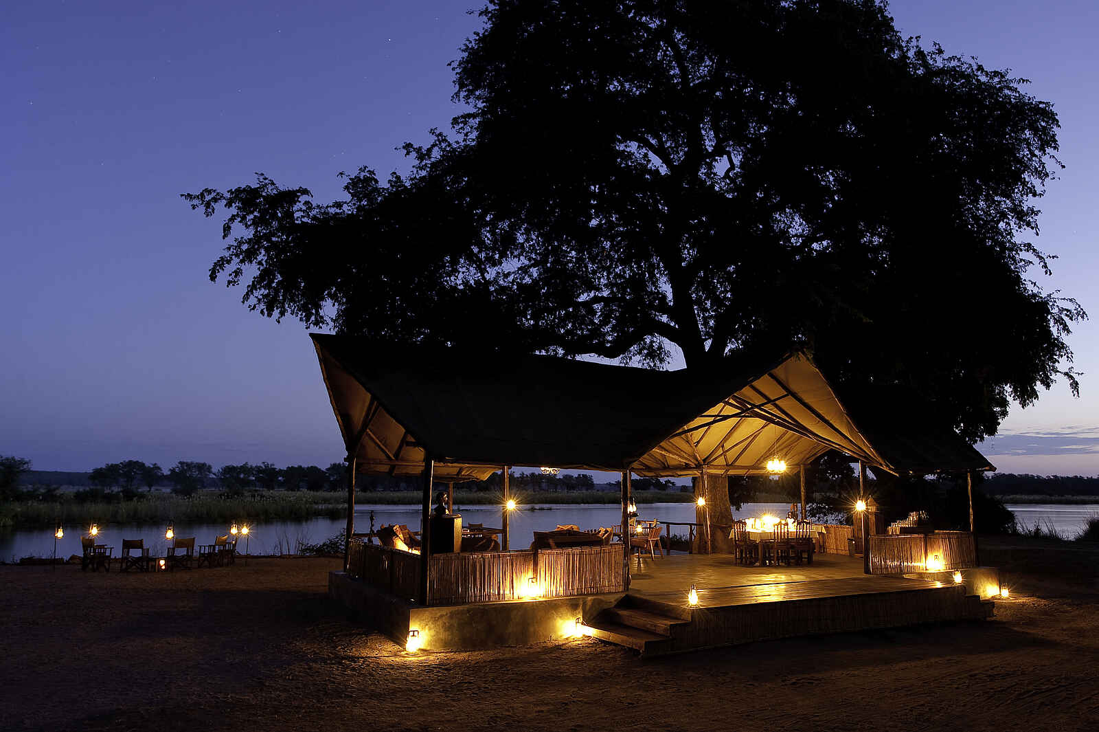 Old Mondoro Camp: Zentralbereich am Abend Old Mondoro Camp: Zentralbereich am Abend
