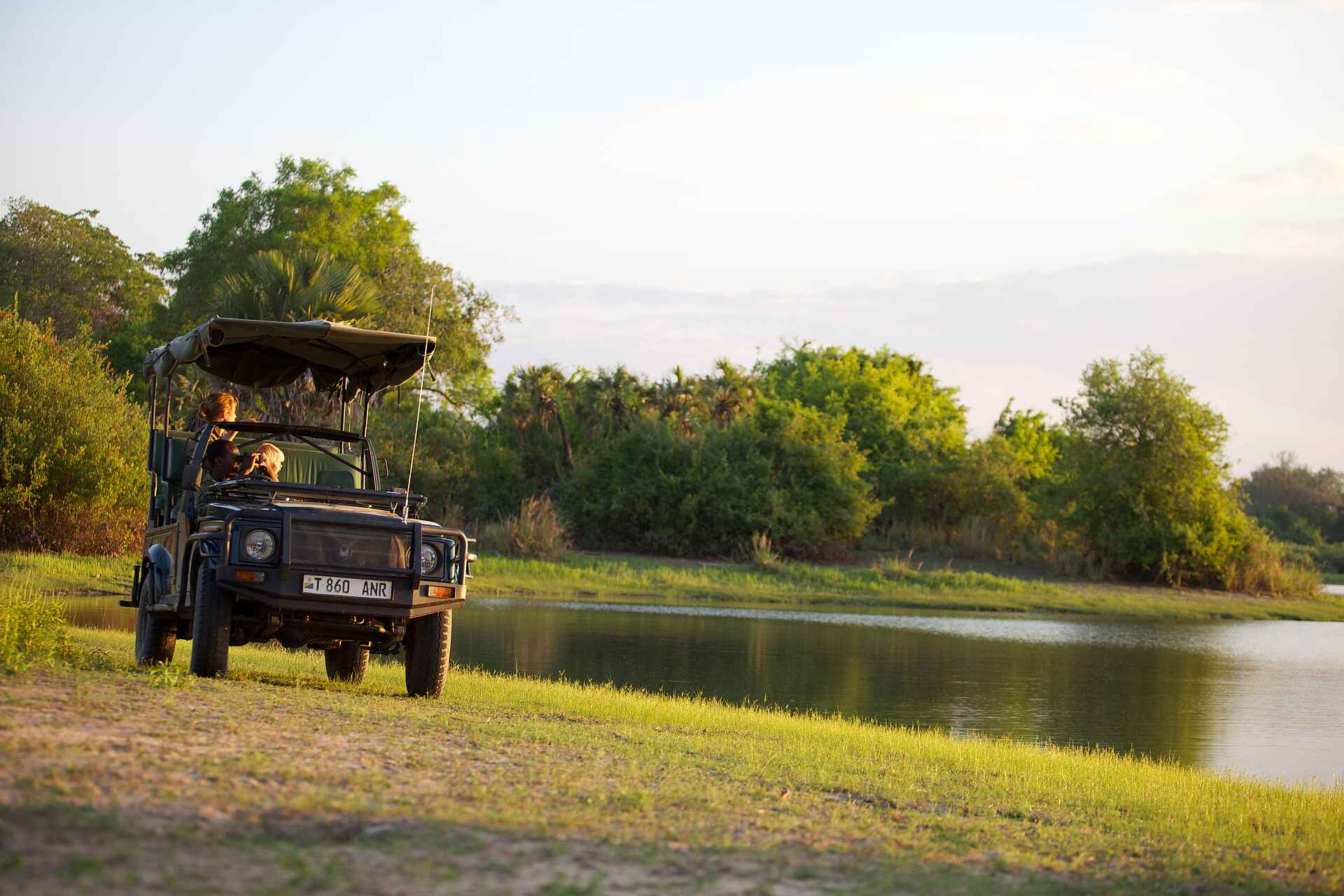 Rufiji River Camp: Safari im Geländewagen Foxes Safaris, Rufiji River, Rufiji River Camp, Selous Game Reserve, Fluss, Geländewagen, Safari, Afrikarma, Afrikarma Safari - Wildnis. Hautnah., Afrikarma Safaris, Afrikarma.de