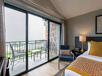 Salt of Akagera Lodge: Forest View Room Blick zum Balkon