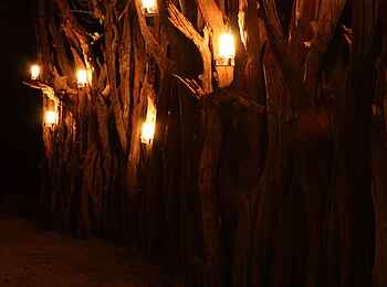 Sango Safari Camp: Öllampen an der Boma