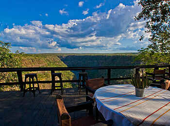 Taita Falcon Lodge: Tisch auf dem Panorama-Deck Taita Falcon Lodge: Tisch auf dem Panorama-Deck