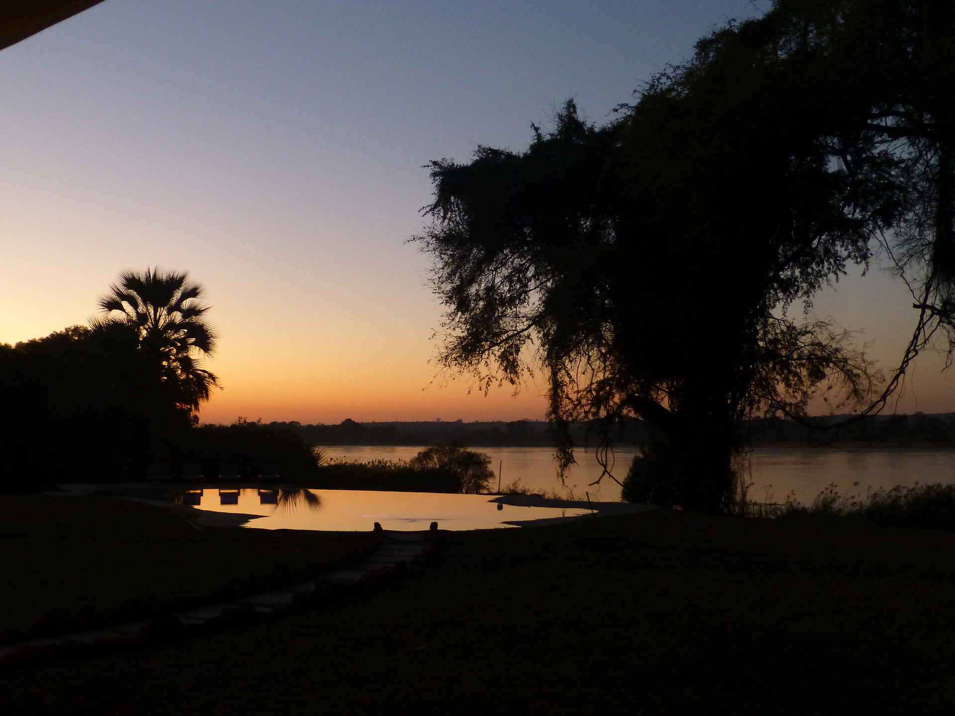 The River Farmhouse: Abendstimmung africa, afrikarma, all inclusive, amy lea, babysitting, bilder, bildergallerie, Birding, buchen, buchung, charmaine brogan, familie, familien, fluss, gavin whyte, gruppe, haus, information, informieren, john leader, kinder, kleingruppe, Krokodil, michael voack, nachhaltigkeit, Nilpferd, privathaus, reise, reisen, reiseveranstalter, safari, sambesi, sambia, south zambia, southern Zambia, süd-sambia, swimming pool, tessa prior, the river farmhouse, urlaub, victoria falls, Victoria Falls National Park, Victoria Falls Nationalpark, viktoriafälle, Vögel, vollpension, wasser, wasserfall, waterberry lodge, www.afrikarma.de, zambezi, zambia, abend, ausblick, aussicht, central facilities, infinity pool, main area, pool, stimmung, swimmingpool, zentrale einrichtungen
