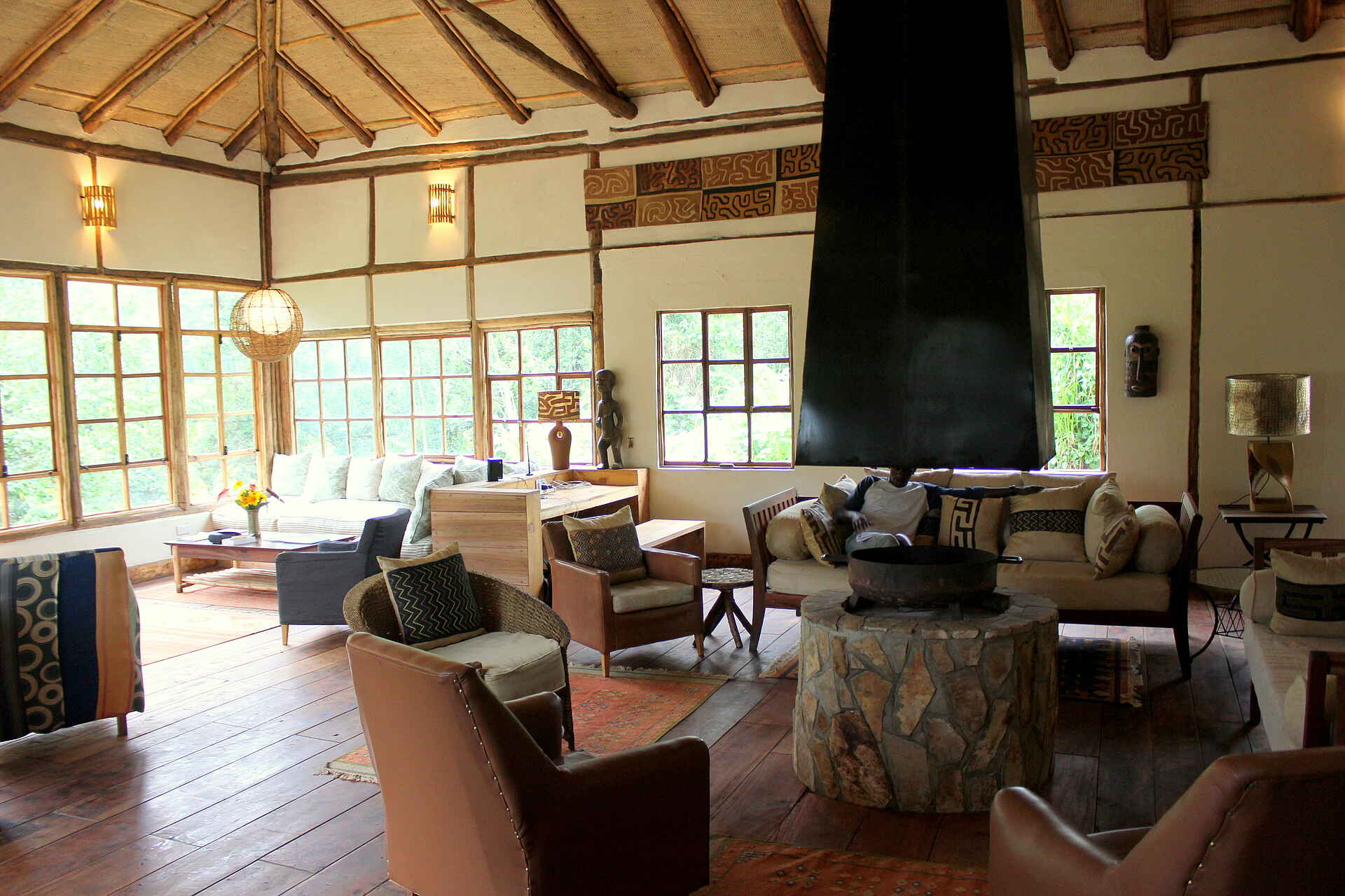 Volcanoes Bwindi Lodge: Die Lounge mit Sitzecken und dem Kaminbereich