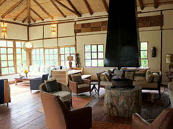 Volcanoes Bwindi Lodge: Die Lounge mit Sitzecken und dem Kaminbereich