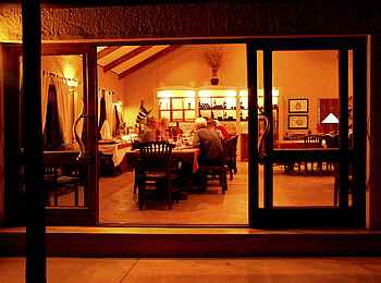 Waterberg Guest Farm: Erleuchteter Speiseraum Waterberg Guest Farm: Erleuchteter Speiseraum