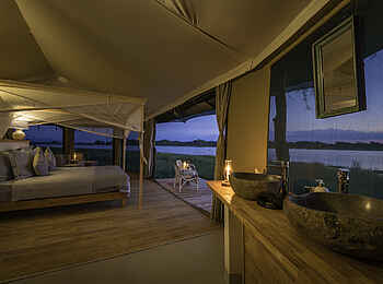 Kuthengo Camp: Blick vom Bad zum Bett Kuthengo Camp: Blick vom Bad zum Bett