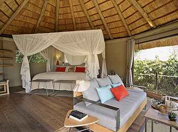 Lion Camp: Bett und Sofa