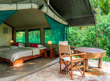 Ruzizi Tented Lodge: Blick von der Veranda ins Zelt auf die Twin Beds