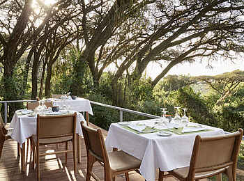 Sanctuary Ngorongoro Crater Camp: Gedeckte Tische auf dem Außendeck