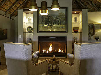 Savanna Lodge: Lounge und Kamin in der Savanna Suite Savanna Lodge: Lounge und Kamin in der Savanna Suite