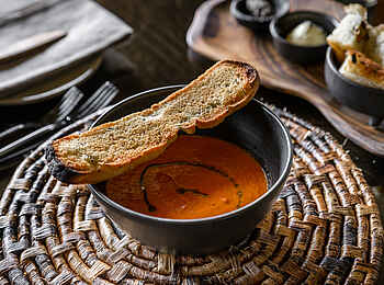 Singita Kwitonda Lodge: Tomatensuppe mit Kernöl Singita Kwitonda Lodge: Tomatensuppe mit Kernöl