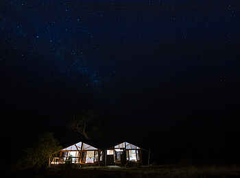 Splash Camp: Chalet bei Nacht