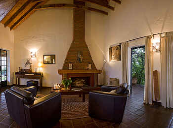 Bashay Rift Lodge: Kamin mit Sesseln Bashay Rift Lodge: Kamin mit Sesseln