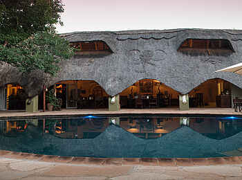 Bayete Guest Lodge: Swimmingpool im Garten