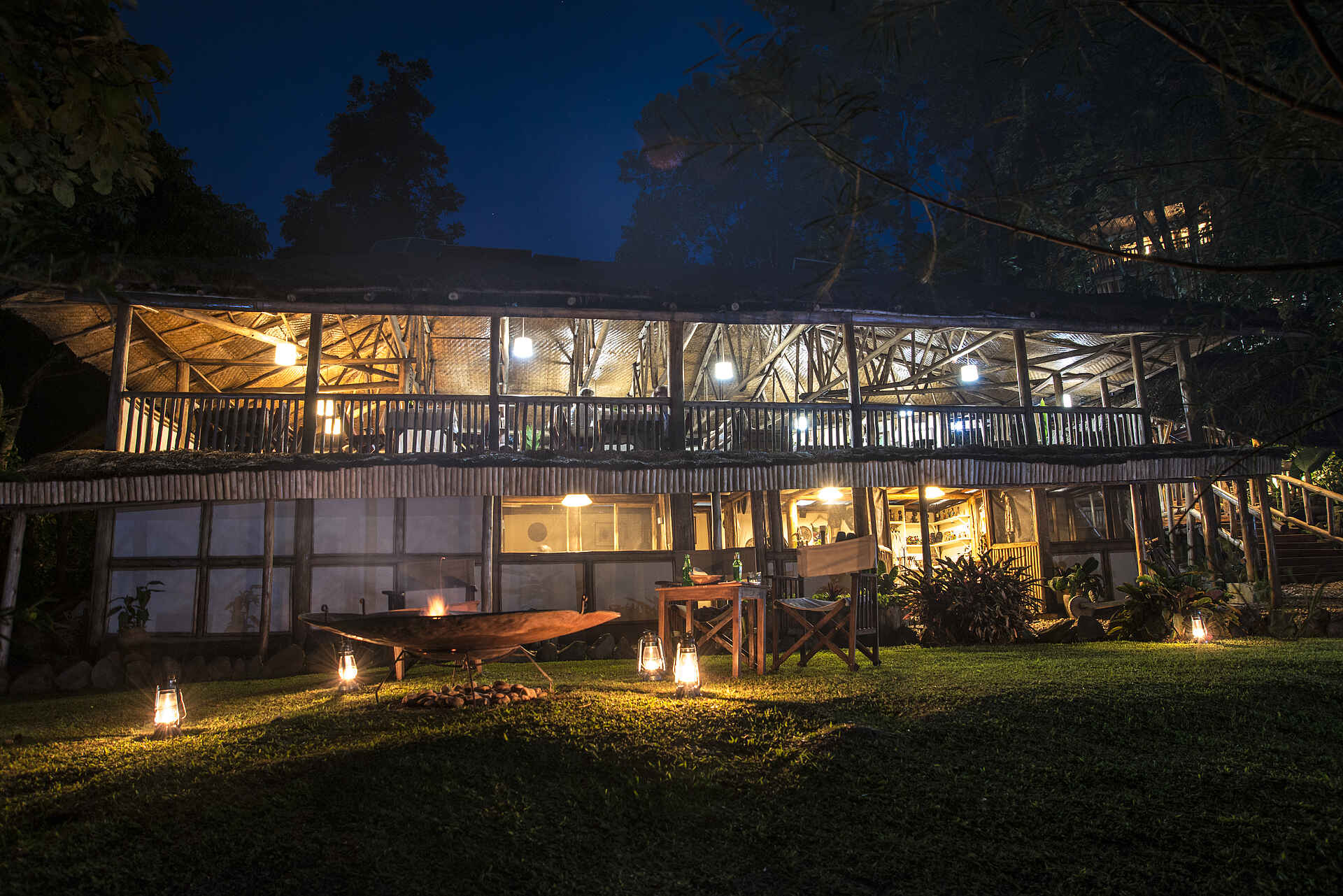 Buhoma Lodge, Bwindi Impenetrable Forest National Park, Gorilla tracking, Gesamtansicht, Hauptgebäude, Nacht, Afrikarma, Afrikarma Safaris, Afrikarma Safaris - Wildnis. Hautnah., Afrikarma.de, Uganda Exclusive Camps & Lodges, Wild Frontiers