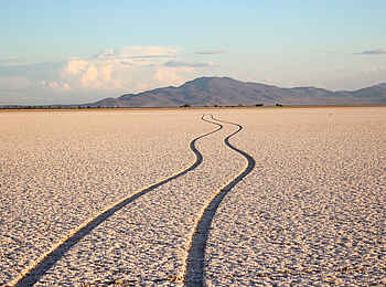 Chem Chem Lodge: Reifenspuren Chem Chem Lodge: Reifenspuren