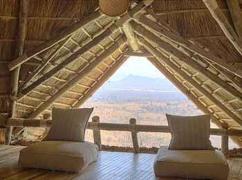 Ikuka Safari Camp: Sitzecke über dem Hauptbereich
