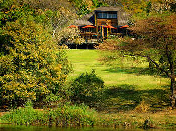 Kubu Lodge: Hauptgebäude vom Fluss gesehen Kubu Lodge: Hauptgebäude vom Fluss gesehen