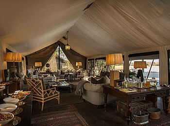 Little Machaba Camp: Seitenflüger der Hauptlodge mit Bar und Brunchbuffet