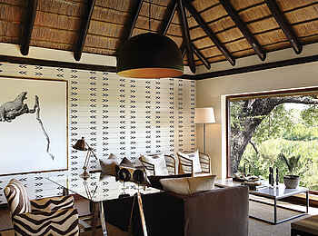 Londolozi Tree Camp: Schreibtisch und Sofa der Suite