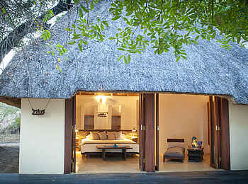 Luangwa River Camp: Blick in ein Gästechalet Luangwa River Camp: Blick in ein Gästechalet