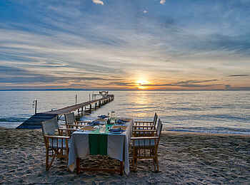 Mbali Mbali Mahale Lodge: Sonnenuntergang am See