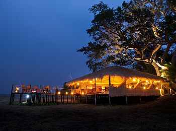 Mukambi Busanga Plains Camp: Die beleuchtete Main Lounge Mukambi Busanga Plains Camp: Die beleuchtete Main Lounge