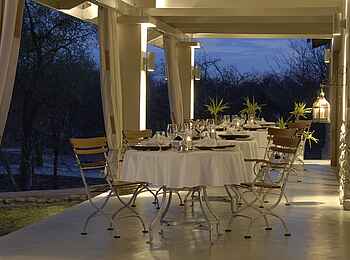 Mushara Outpost: Esstische auf der Veranda