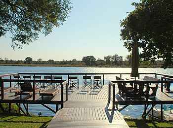 Ndhovu Safari Lodge: Flussdeck im Sonnenschein Ndhovu Safari Lodge: Flussdeck im Sonnenschein
