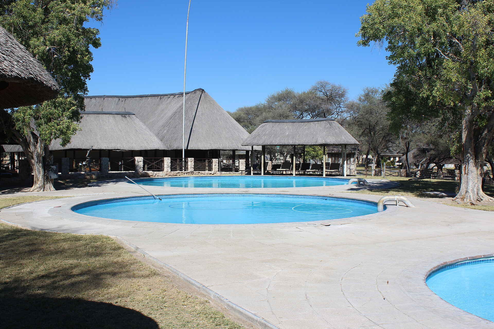 Etosha, Etosha National Park, Etoshapfanne, Okaukuejo, Salzpfanne, Haupteingang, Hauptgebäude, Swimming Pool, afrikarma, afrikarma Safaris, afrikarma.de