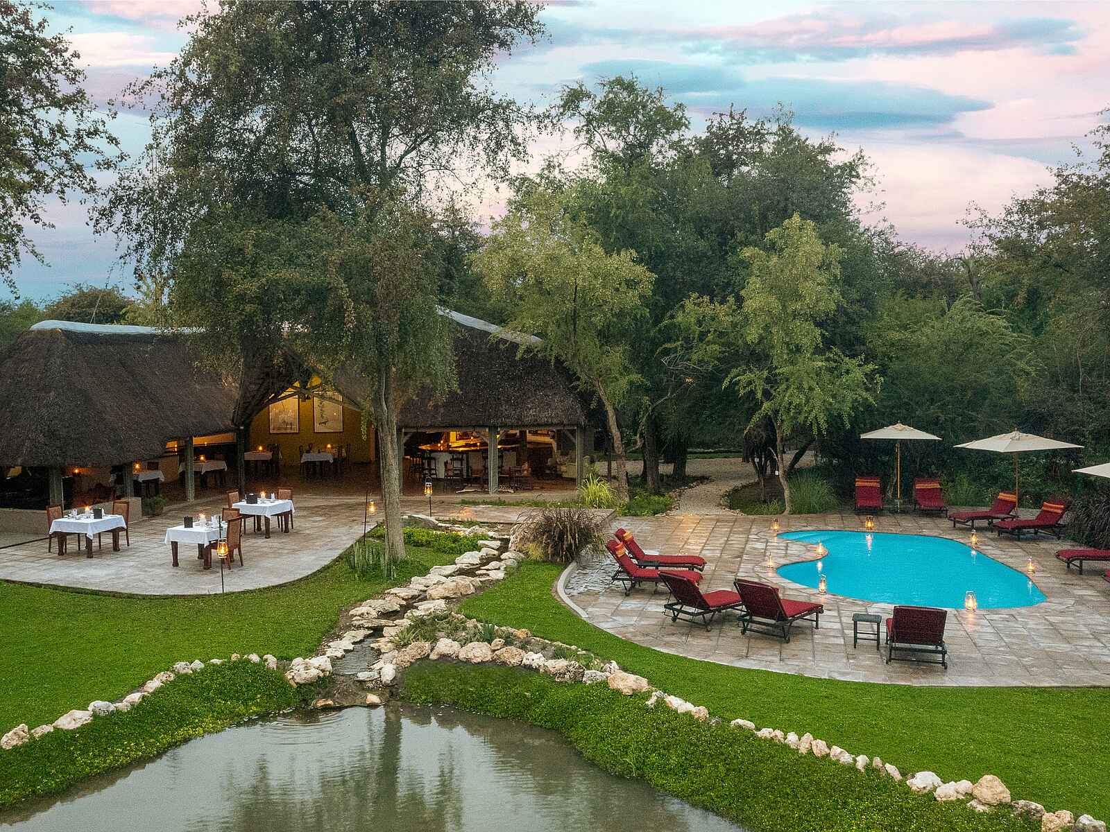 Onguma Forest Camp: Pool und Dinner-Bereich Onguma Forest Camp: Pool und Dinner-Bereich