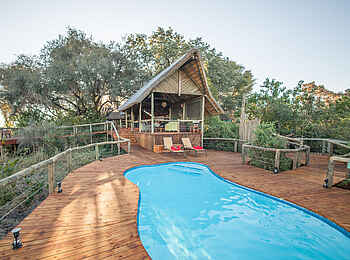 Rra Dinare Camp: Swimming Pool mit überdachter Lounge