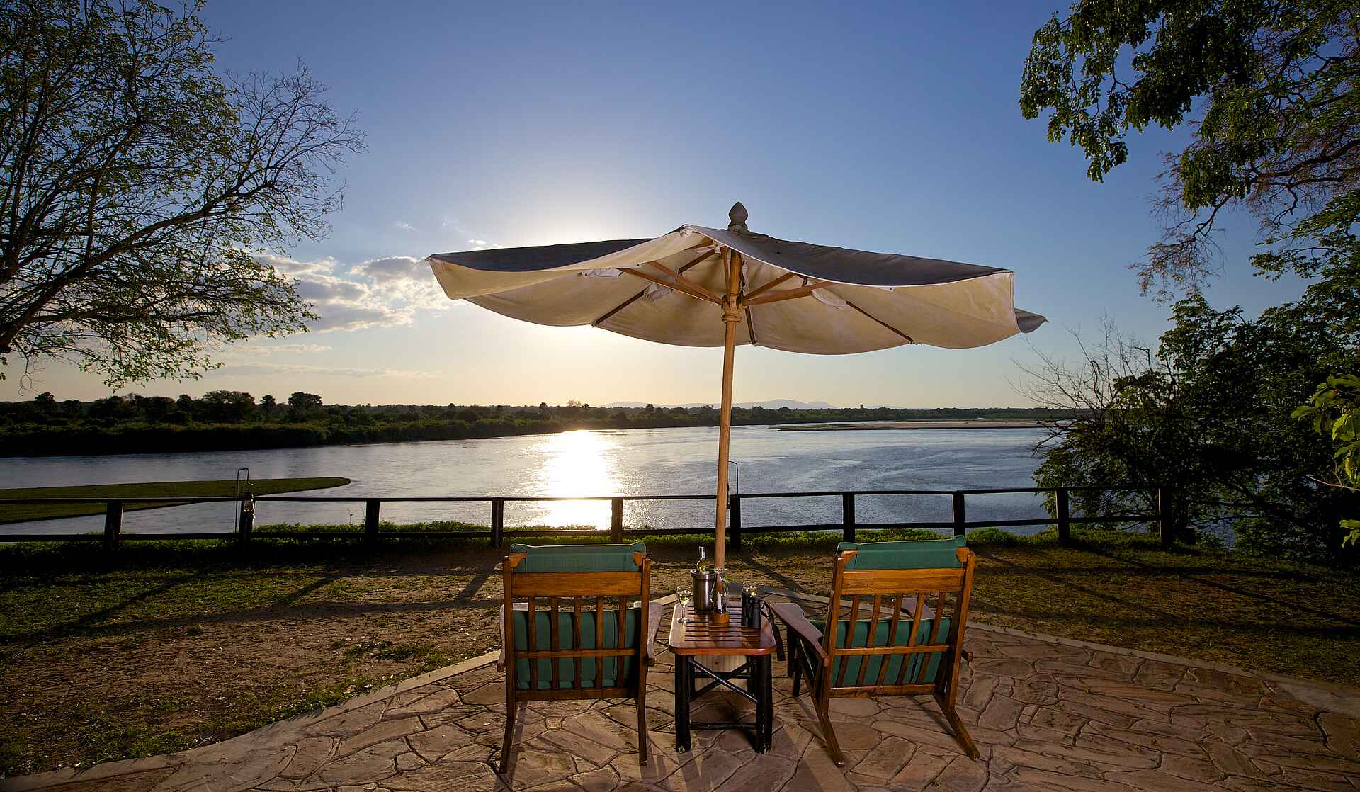 Rufiji River Camp: Terasse mit Ausblick auf den Fluss Foxes Safaris, Rufiji River, Rufiji River Camp, Selous Game Reserve, Ausblick, Steinboden, Terasse, Afrikarma, Afrikarma Safari - Wildnis. Hautnah., Afrikarma Safaris, Afrikarma.de
