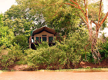 Selous Impala Camp: Sicht auf das Gästezelt vom Fluss