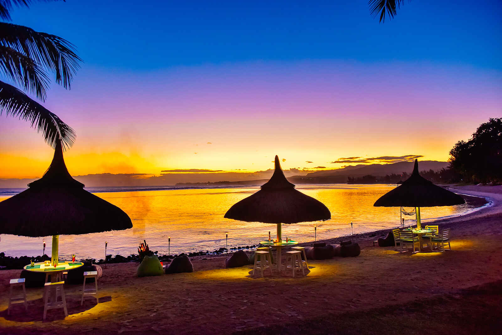 Shanti Maurice Resort & Spa: Die Feet in the Sand Bar bei Sonnenuntergang Shanti Maurice Resort & Spa: Die Feet in the Sand Bar bei Sonnenuntergang
