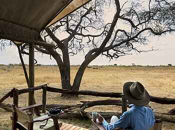 Somalisa Expeditions Camp: Blick von der Terrasse in die Savanne