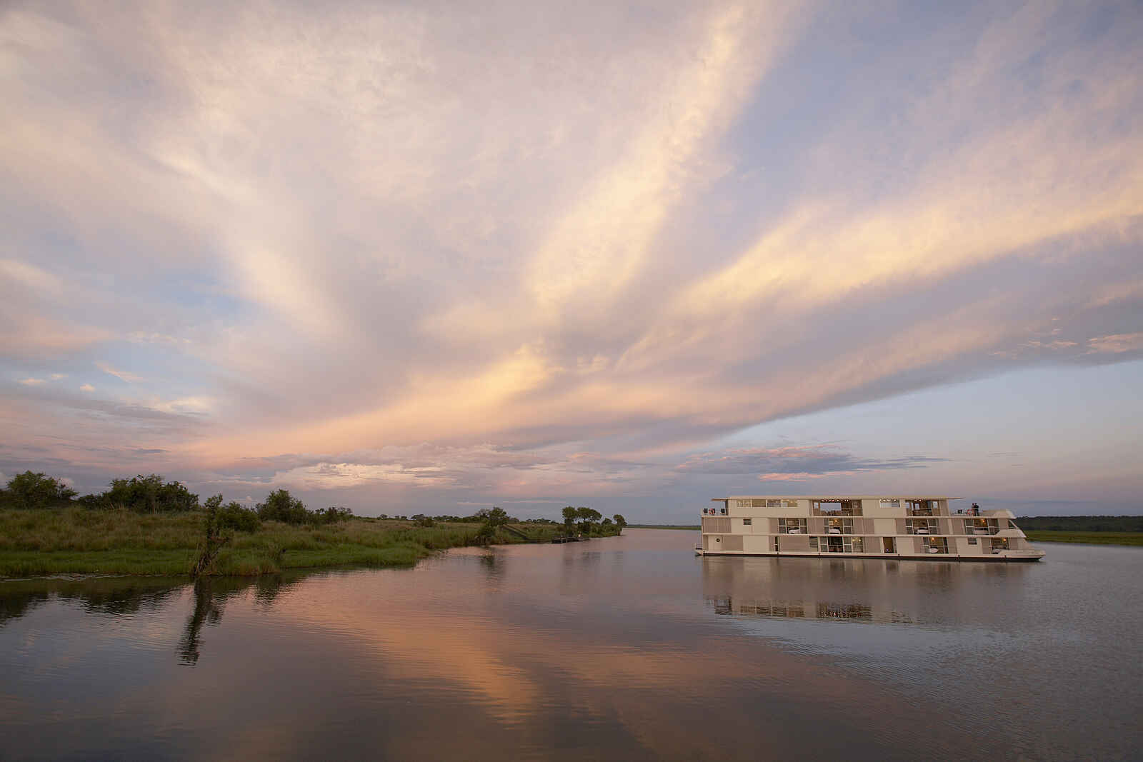 Zambezi Queen: Abendstimmung auf dem Chobe River Zambezi Queen: Abendstimmung auf dem Chobe River