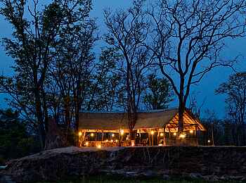 Zungulila Bushcamp: Hauptgebäude am Abend Zungulila Bushcamp: Hauptgebäude am Abend