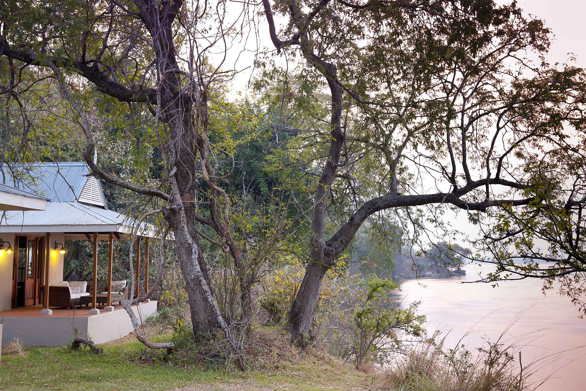 Baines River Camp: Gästechalet am Sambesiufer Baines, Baines River Camp, Luxury, Sambesi, Sambia, Zambezi, Blick, Gästechalet, Ufer, Veranda, Afrikarma, Afrikarma Safaris, Afrikarma Safaris. Wildnis. Hautnah., Afrikarma.de