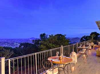 Latitude 0: The-Upside-Balkon Latitude 0: The-Upside-Balkon