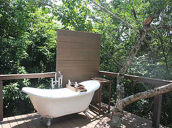 Lemala Wildwaters Lodge: Gästezimmer Außenbadewanne Lemala Wildwaters Lodge: Gästezimmer Außenbadewanne