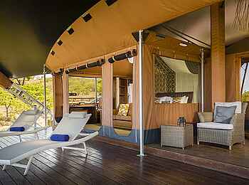 Mahali Mzuri: Holzbalkon mit Blick in das Zelt